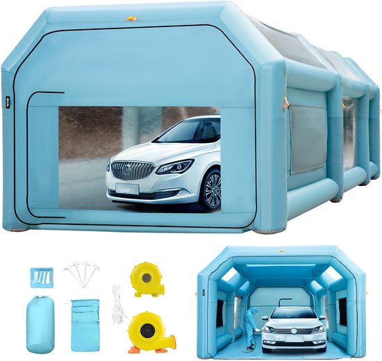 Lichtblauwe opblaasbare tent met een witte auto en benodigdheden zoals ventilatoren en haringen.