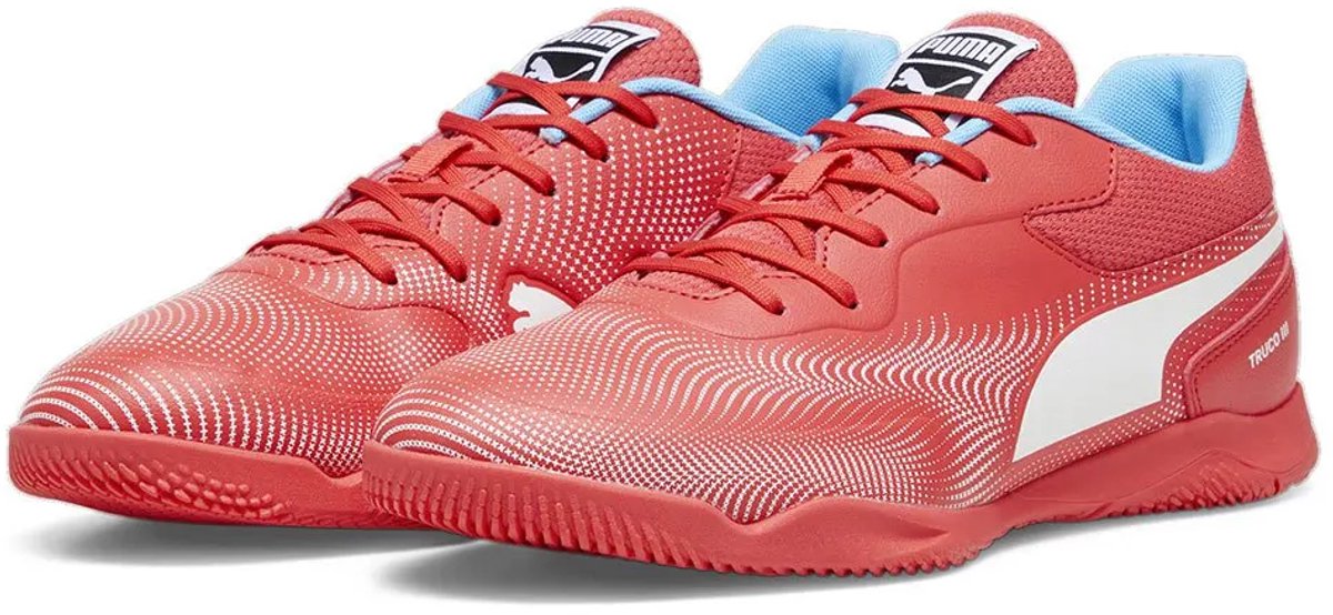 Puma Truco III zaalschoenen in rood met blauwe accenten, lichtgewicht en ademend bovenwerk, geschikt voor binnen.