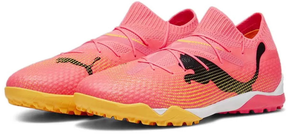 Puma Future 7 Pro Cage voetbalschoenen in roze, EU 45, met adaptieve pasvorm en opvallend zwart-goud logo.
