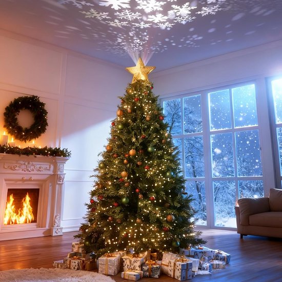 Gouden kerstboomster met projectie van sneeuwvlokken op een kerstboom in een sfeervolle woonkamer.