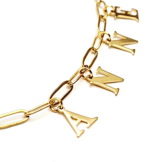 Chaîne dorée avec des maillons trombone et les lettres 'ANNA' suspendues.