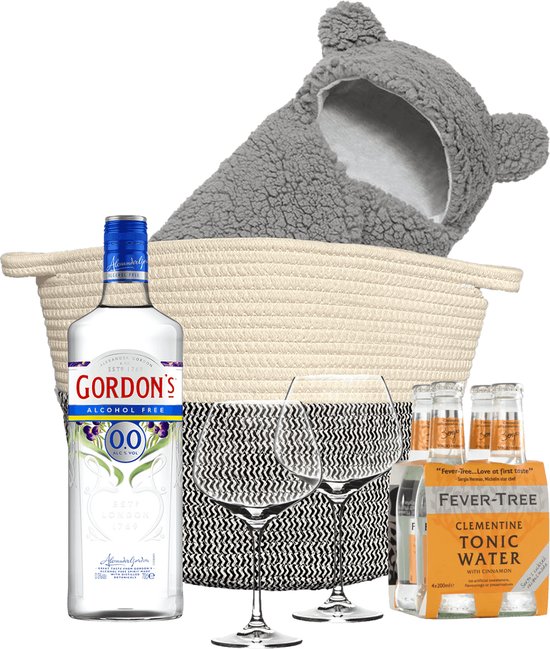 Foto: Gordon s gin tonic alcoholvrij cadeaupakket voor babyshower met teddy beer rompertje fentimans tonic glazen in een grote mand