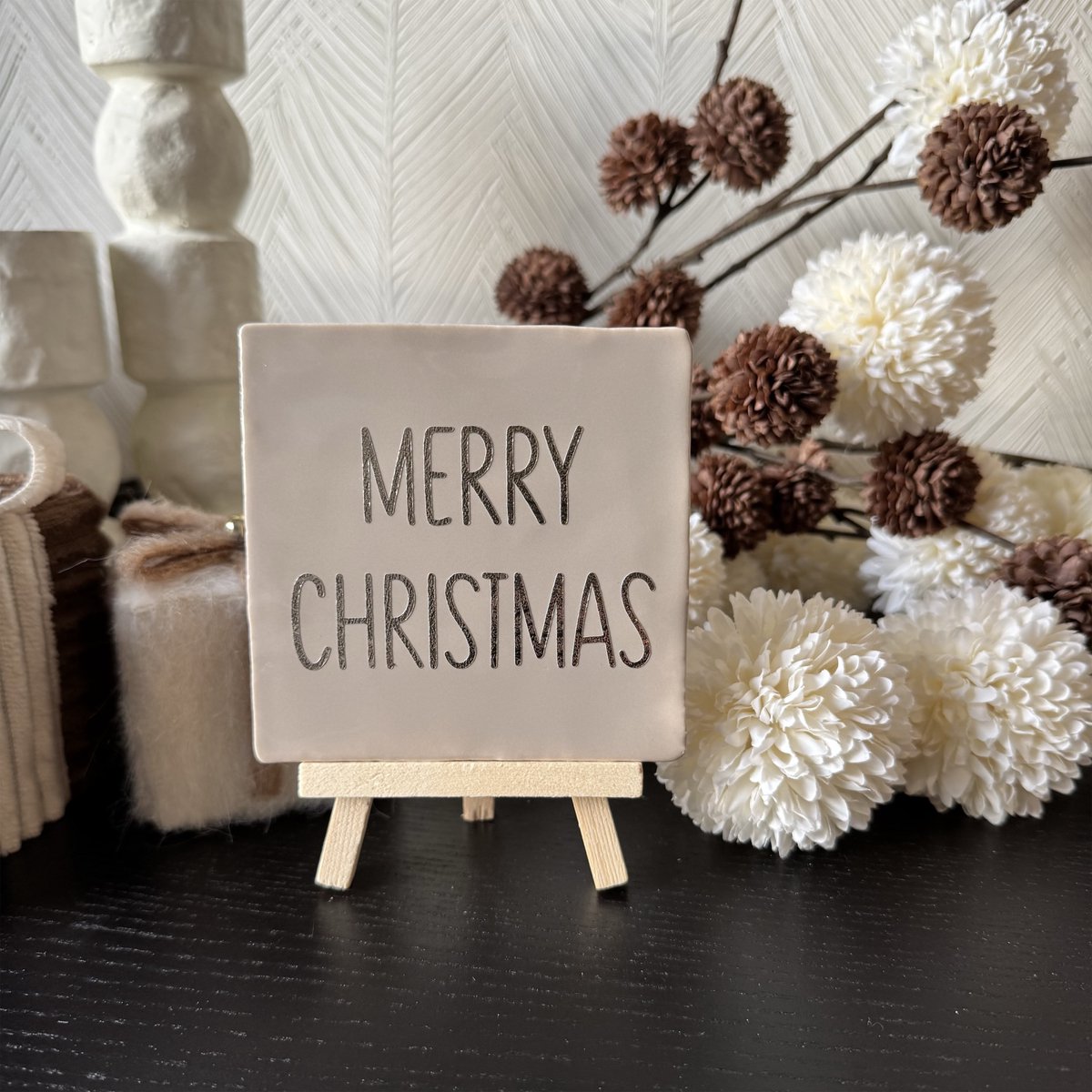 Hartjespost | Tegeltje Merry Christmas beige, goud | schoencadeautjes sinterklaas | tegeltjes met tekst | spreuktegel | tegeltjeswijsheden | Christmas | Xmas | kerstmis | decoratie kerst | 10x10