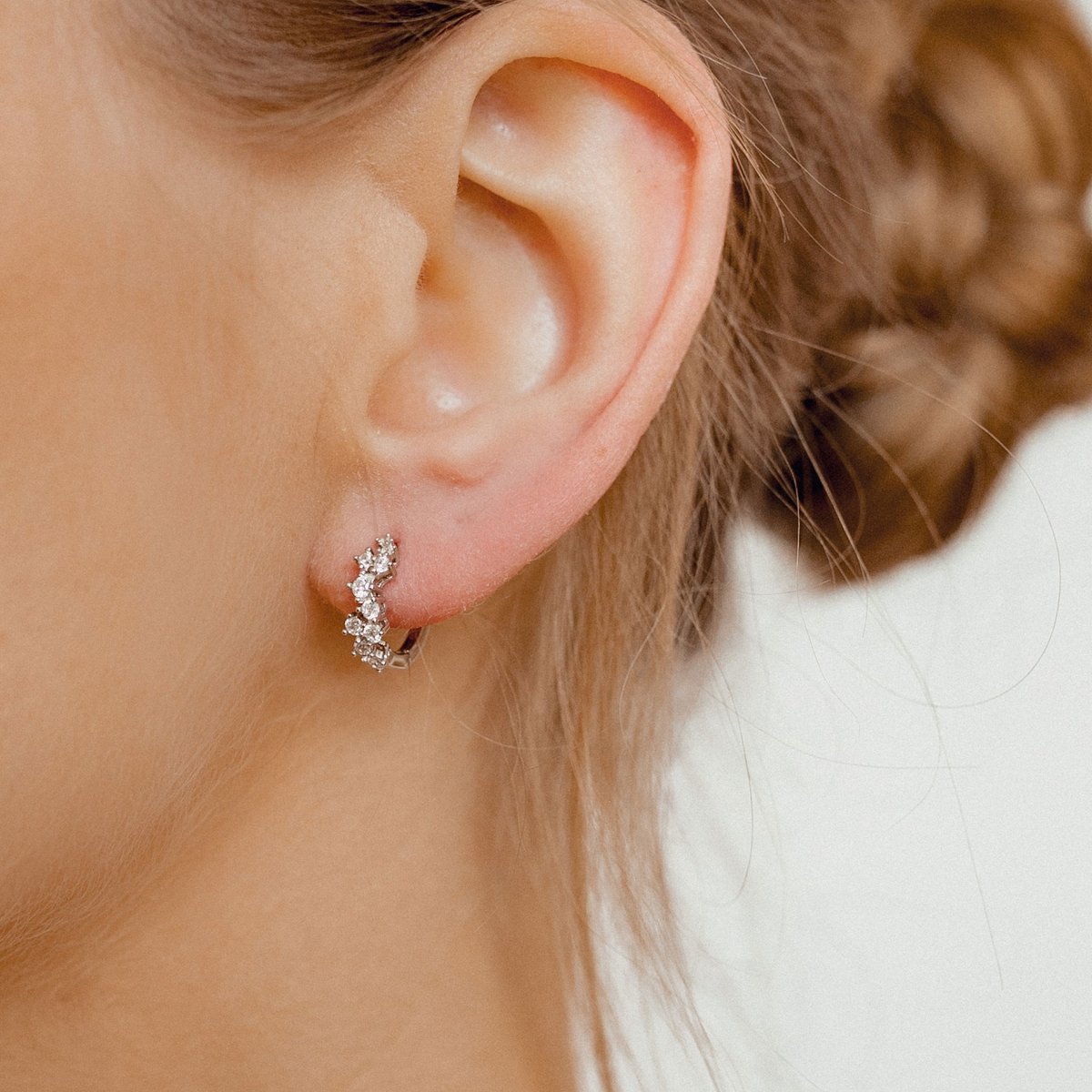 Hey Happiness Sterrencluster Huggie Oorbellen 925 Zilver - 12,85 mm - Zirkonia Cluster - Kliksluiting - Zilver