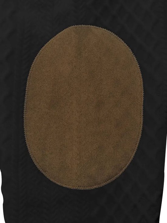 Bruine suède patch op een zwarte gebreide trui.