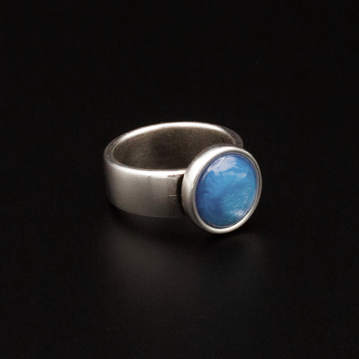 Qoss Ring Juul – Brede Zilverkleurige Ring met 12 mm Cabochon | Valt 1 Maat Kleiner | Nikkelvrij | Handgemaakt | Combineerbaar | Hemelsblauw | Maat XXL