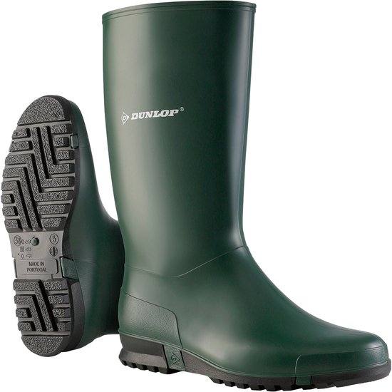 Paar groene Dunlop regenlaarzen, één op de zijkant met profiel, ander op de zool.