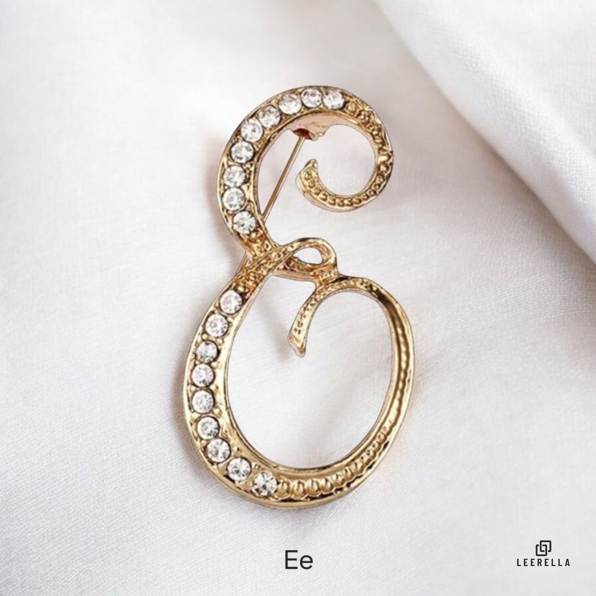 Luxe Strass | E | Letter Broche Goudkleurig met Zirconia Steentjes – Unisex Cursieve Initialen Pin Diverse Maten Voor Heren & Dames