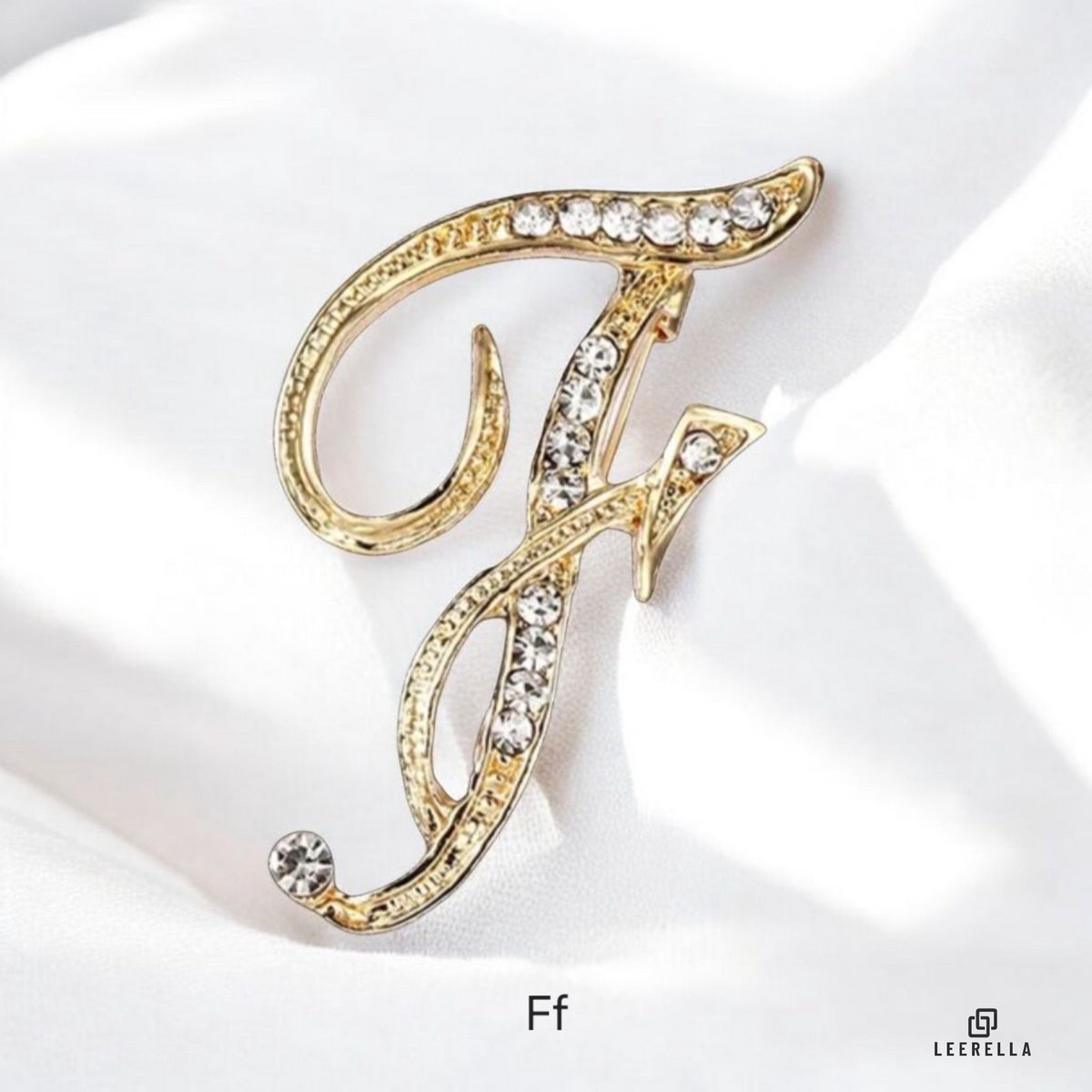 Luxe Strass | F | Letter Broche Goudkleurig met Zirconia Steentjes – Unisex Cursieve Initialen Pin Diverse Maten Voor Heren & Dames
