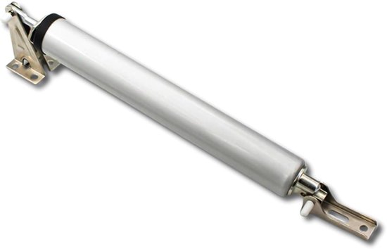 Zilverkleurige hydraulische deurdranger met metalen bevestigingsbeugels, geïsoleerd op witte achtergrond.