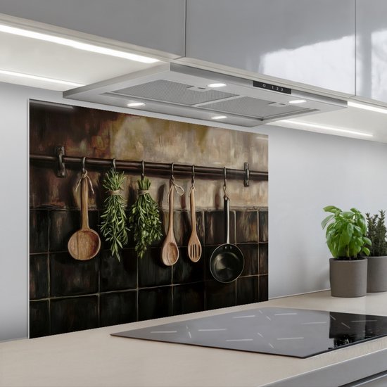 Keukenachterwand met schildering van kruiden en houten keukengerei aan een rek.