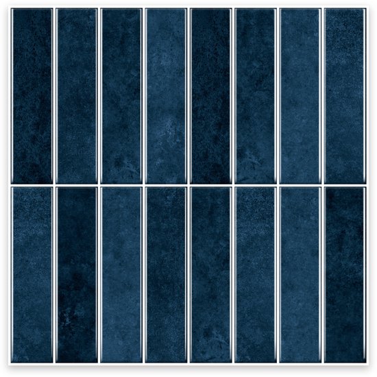 Deux rangées de dix carreaux muraux rectangulaires bleu foncé avec un subtil motif marbré et des lignes de joint blanches.
