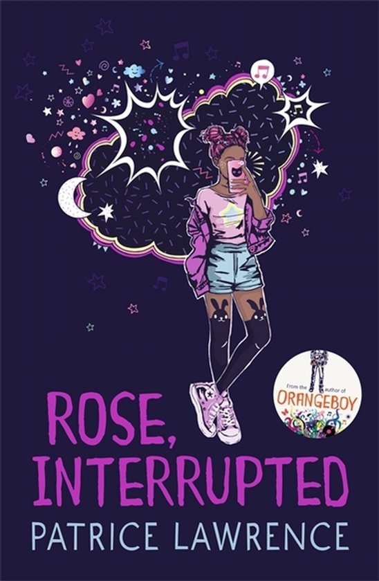 Boekomslag van 'Rose, Interrupted' door Patrice Lawrence. Een meisje met roze haar en bunny-sokken neemt een selfie te midden van een wolk van muzieknoten en sterren.