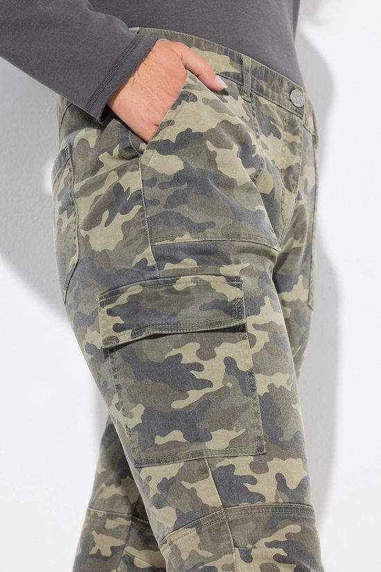 Detail van de cargozakken van een camouflage broek.