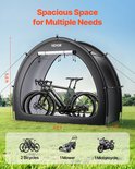 Zwarte VEVOR fietsenstaltent met twee racefietsen. Afmetingen 5.6ft hoog, 8.5ft breed, 2ft diep. Capaciteit voor 2 fietsen, 1 grasmaaier of 1 motor.