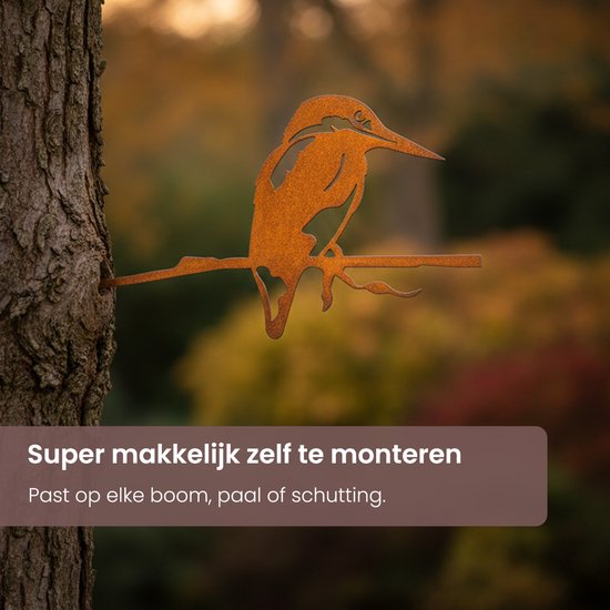 Roestbruin metalen ijsvogeltje op een takje bevestigd aan een boom. Zomerse achtergrond.