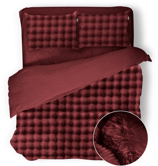 Housse de couette bordeaux à motif damier, deux coussins et un détail du tissu doux.