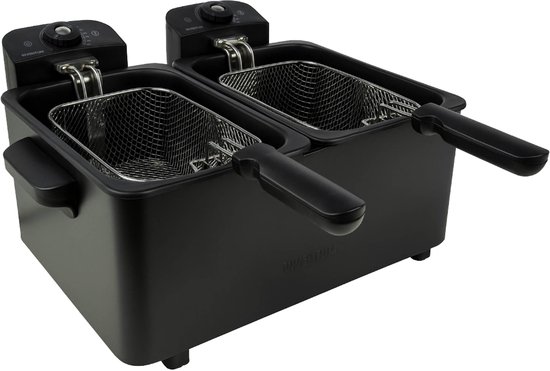 Dubbele zwarte frituurpan met deksels op de mandjes.