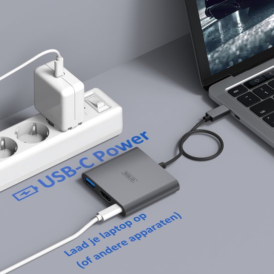 Rolio USB-C adapter aangesloten op laptop. Grijs, met HDMI, USB 3.0 en USB-C poorten. Laad je laptop op via USB-C.