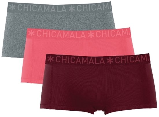 Drie meisjes boxershorts in grijs, roze en bordeauxrood. Allemaal met een elastische tailleband met de tekst 'CHICAMALA'.