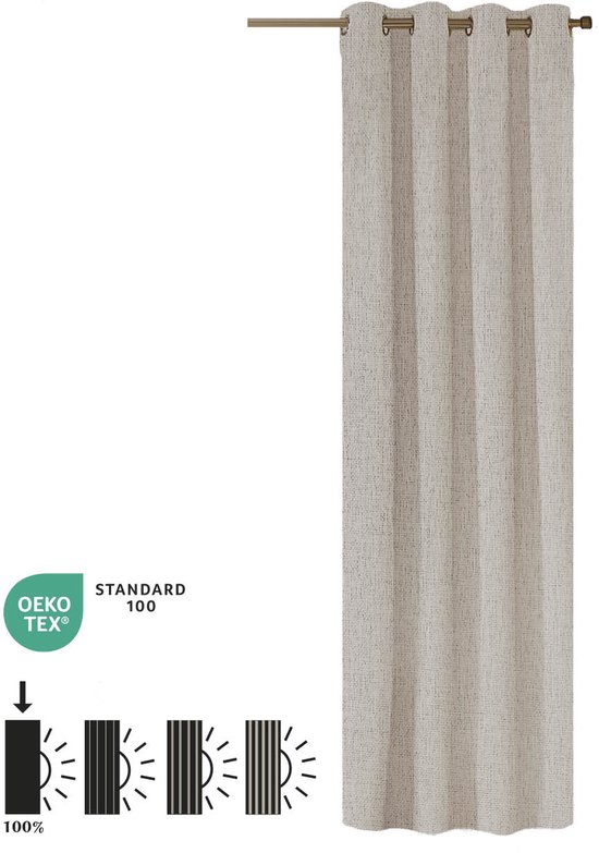 Licht taupe, verduisterend gordijn met ringen, op een witte achtergrond met Oeko-Tex certificering.