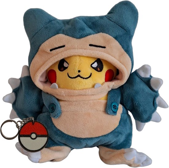 PowerUp Parts© - Pokémon - Pikachu Cosplay Knuffel met Sleutelhanger - Pluche Knuffel - 20 cm - Pikachu verkleed als Snorlax!