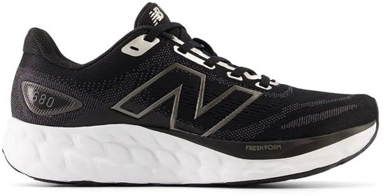 Zwarte New Balance sportschoen met witte zool, grijze N-logo en strepenpatroon.