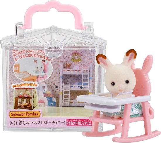 Babystoel met Sylvaian Families konijn in roze en doorzichtige draagbare babypoppenhuiskoffer. Met bedje en kleding.