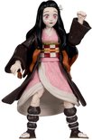Actiefiguur van Nezuko Kamado met roze jurk, bruine jas, ruitpatroon en haar omhoog gebonden met een bloem.