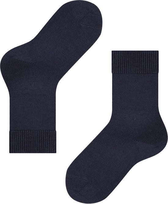 Twee donkerblauwe sokken, één op een voet, met geribbelde boorden.