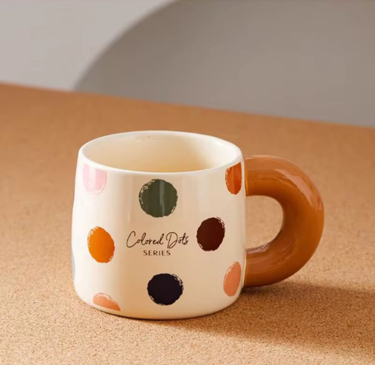 Colored Dots Keramische Mok - 480ml - Bruin - Met Gekleurde Oor - Inclusief Geschenkverpakking