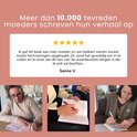 Drie vrouwen schrijven in een roze invulboek. Een moeder en dochter, twee vrouwen samen, en een vrouw alleen.