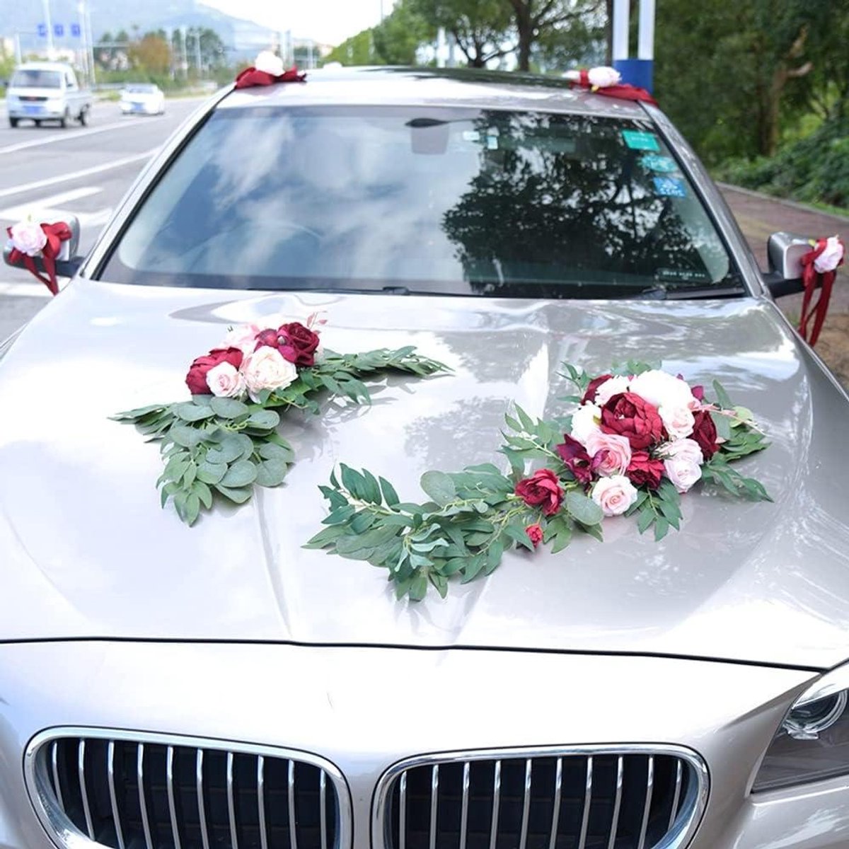 All4You - Autodecoratie bruiloft - Bruidspaar rozen pioenrozen - Kunstbloemen planten wijnslinger - Wijnrood