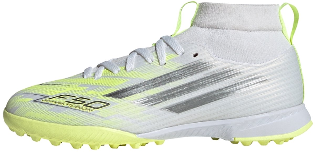 Witte adidas F50 Sparkfusion League Mid-Cut turf voetbalschoenen voor kinderen met gele accenten en een hoge kraag.