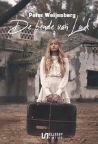 Thriller 'De bende van Luuk' door Peter Weijenbergh. Meisje met blonde haren in wit jurkje met kanten details, houdt oude koffer vast.