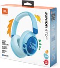 JBL Junior 470NC koptelefoon op de verpakking in lichtblauw met blauwe details en dinosaurusthema.