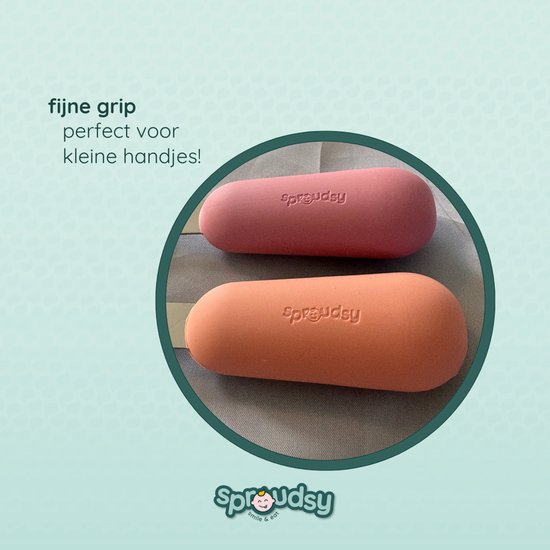 Twee zachte, ovale handvatten van bestek in roze en oranje tinten. Fijne grip, perfect voor kleine handjes!