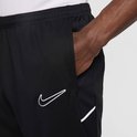 Zwarte Nike trainingsbroek voor heren met een wit Nike logo op de linker heup en mesh-inzetstukken.