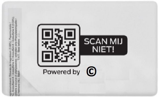 Wit etiket met QR-code en tekst 'SCAN MIJ NIET!' en 'Powered by'.