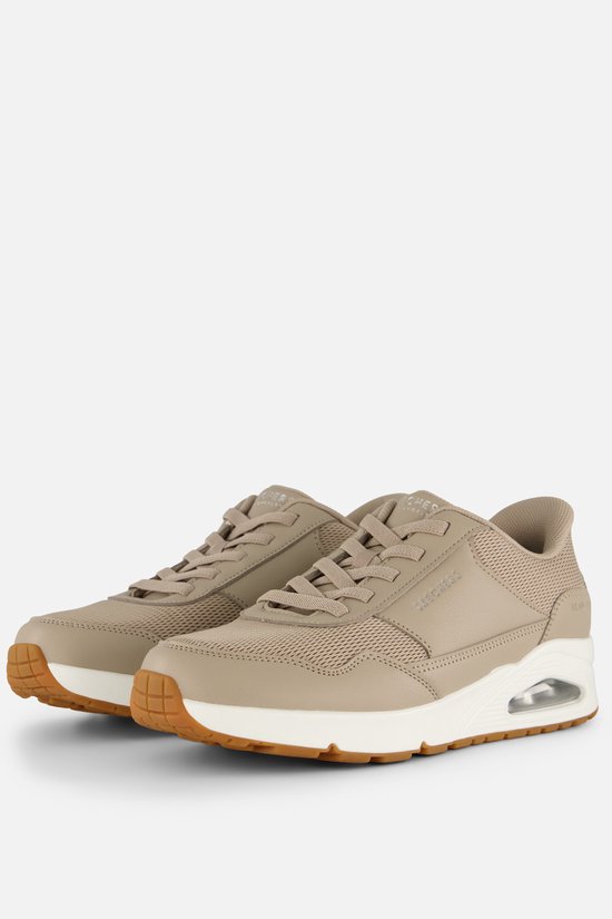 Paar taupe Skechers Uno sneakers met witte zool en luchtunit. Leer en mesh.