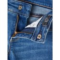 Detail van de tailleband van de jeans met rits en knoop.