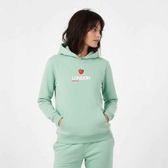 Een lichtgroene hoodie met op de voorkant een print van een aardbei en de tekst "LONDON TENNISCLUB".