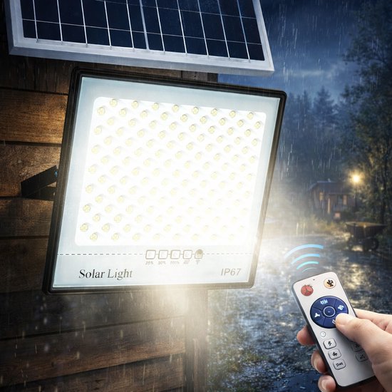 Verlichte solar schijnwerper met afstandsbediening, op een houten wand in de regen.
