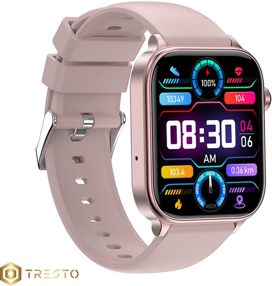 Lichtroze smartwatch met een vierkant, gekleurd display met sport- en gezondheidsgegevens. Het roségouden horloge heeft een lichtroze bandje met zilverkleurige gesp.
