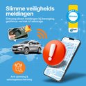 Illustratie met smartphone, auto en anti-jamming & sabotagebescherming, met "Slimme veiligheids meldingen".