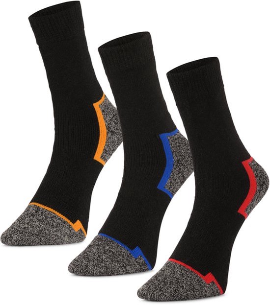 Drie paar zwarte werksokken met grijze verstevigde tenen en hielen, accenten in oranje, blauw en rood.