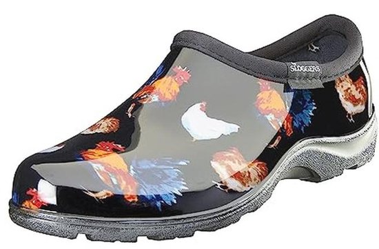 Zwarte Sloggers dames tuinklompen met een print van hanen en kippen, en een grijze zool.