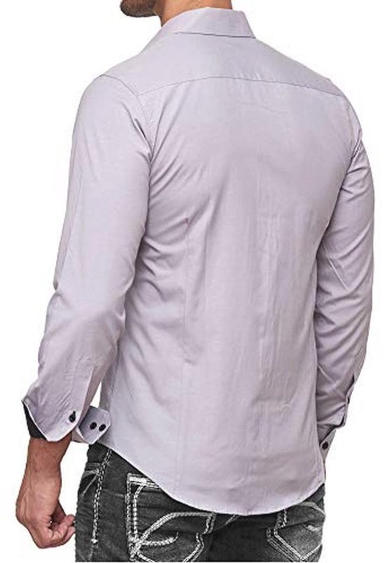 Man van achteren in grijs slim-fit overhemd met zwarte knopen en omgeslagen manchetten.