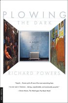 Boekomslag van "Plowing the Dark" door Richard Powers, met een afbeelding van een gang met kunstwerken aan de muren.