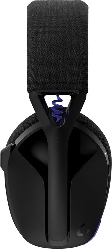 Zijaanzicht van een zwarte Logitech G gaming headset met paarse veer en stoffen hoofdband, op witte achtergrond.